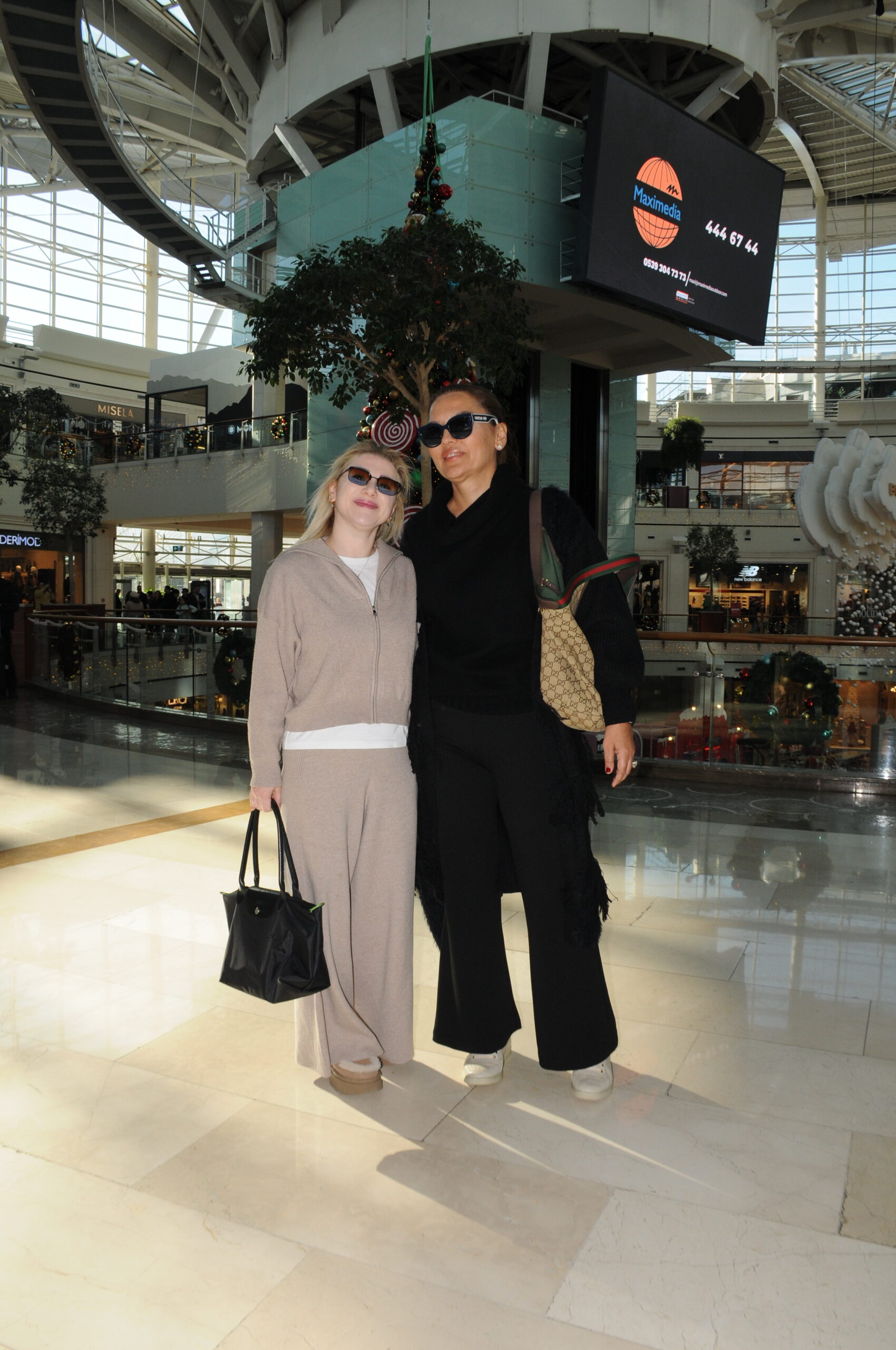 İKİ DELİ UZUN SÜRE KÜS KALAMAZDIK